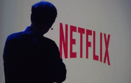 Netflix logo op muur