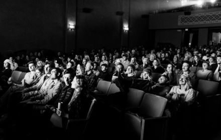 Zwart-witfoto van een groep mensen