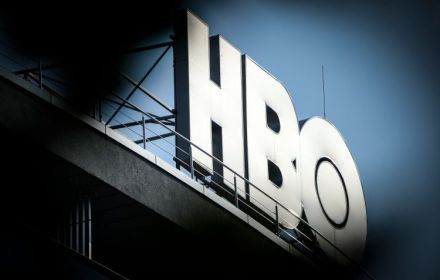 Logo van HBO op gebouw