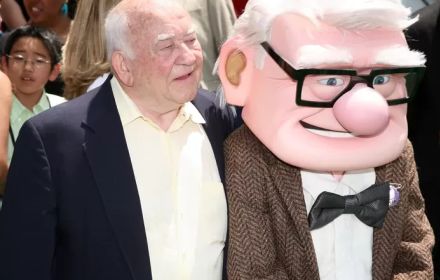 Ed Asner naast Carl