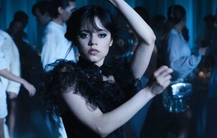 Jenna Ortega heeft onthuld dat ze nog vaak wakker ligt omdat ze spijt heeft van de immens populaire dansscène waarmee ze viraal ging. 