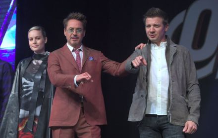 Een foto van Jeremy Renner en Robert Downey Jr.
