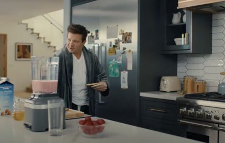 Jeremy Renner in de reclame van Silk