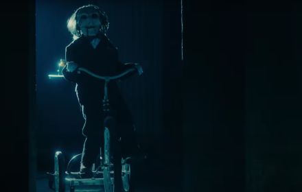 Een foto van Billy the Puppet in Saw X.