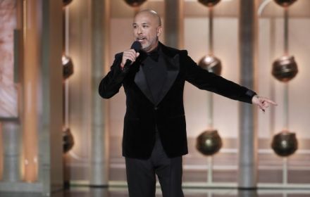 Een foto van Jo Koy tijdens de Golden Globes