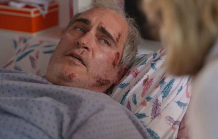 Een foto van Joaquin Phoenix in Beau is Afraid.