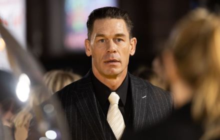 Publiciteitsfoto van John Cena als Peacemaker