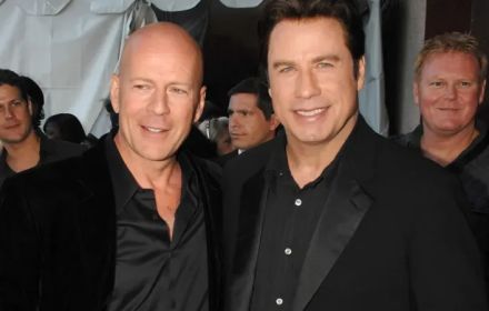 Een foto van Bruce Willis en John Travolta.
