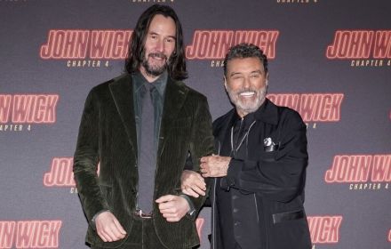 Een foto van Keanu Reeves en Ian McShane