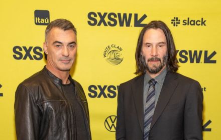 Een foto van Chad Stahelski en Keanu Reeves.
