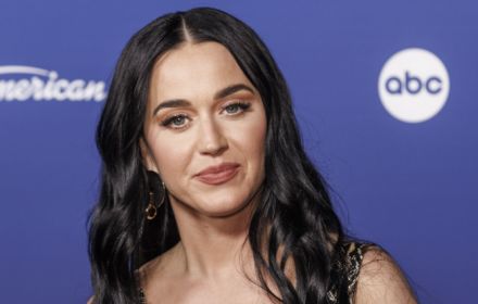 Zangeres Katy Perry krijgt nu, ruim negen jaar na het verschijnen van haar nummer Dark Horse heel wat kritiek te verwerken.