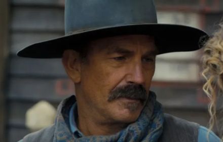 Costner met hoedje op sien malle bakkes