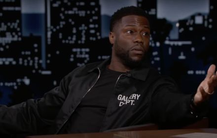 Een foto van Kevin Hart bij Jimmy Kimmel Live.