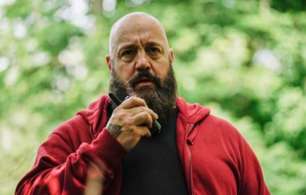 Kevin James als neonazi in trailer nieuwe horrorfilm 'Becky'