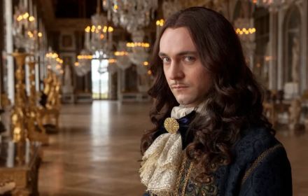 Still uit 'Versailles'