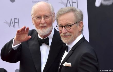 Een foto van John Williams en Steven Spielberg.