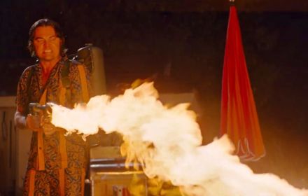 Een foto van Leonardo DiCaprio met de vlammenwerper in Once Upon A Time in Hollywood.