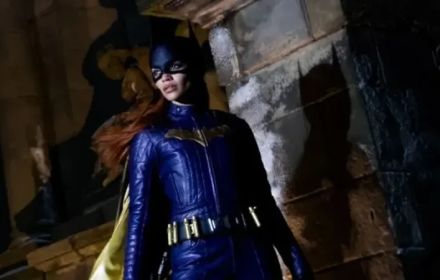 Een foto van Leslie Grace als Batgirl.