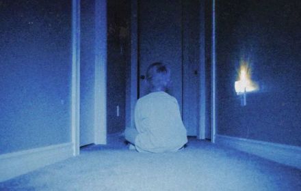 Een still uit Skinamarink.