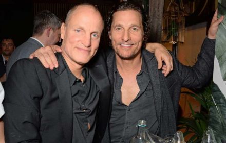 Een foto van Matthew McConaughey en Woody Harrelson.