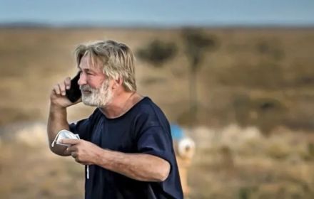 Een foto van Alec Baldwin na het dodelijke incident op de set van Rust.
