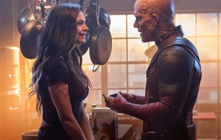 Een foto van Morena Baccarin en Ryan Reynolds in Deadpool.