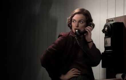 Een foto van Keira Knightley in Boston Strangler.