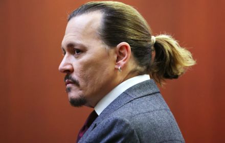 Een foto van Johnny Depp in de rechtszaal.