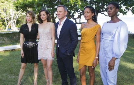 Daniel Craig met de No Time To Die-actrices waaronder Naomi Harris.