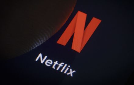 Netflix app logo met vinger