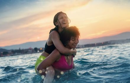 Een foto van de twee zusjes in The Swimmers.