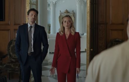 Emily Blunt en Chris Evans in de trailer voor Pain Hustlers