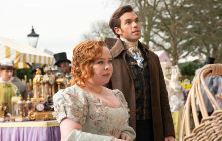 Een foto van Luke Newton als Colin Bridgerton en Nicola Coughlan als Penelope Featherington