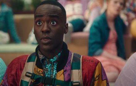 Een still uit de trailer voor Sex Education.