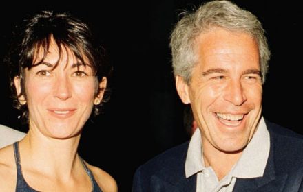 Een foto van Ghislaine Maxwell en Jeffrey Epstein.