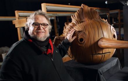 Een foto van Guillermo del Toro achter de schermen bij Pinocchio. 