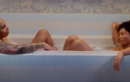 Denise en Alicia in bad in de trailer van seizoen 3.