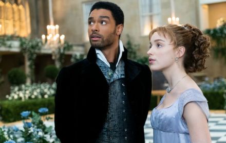 Een still uit Bridgerton.