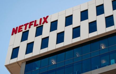 Netflix-logo op gebouw