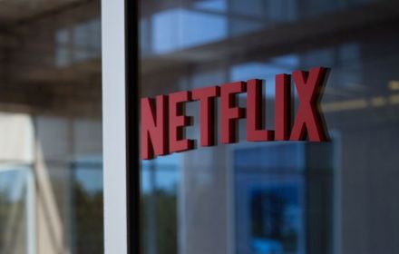 Netflix logo op ruit