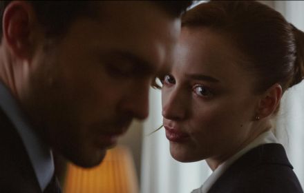 Een foto van Phoebe Dynevor in de trailer van Fair Play