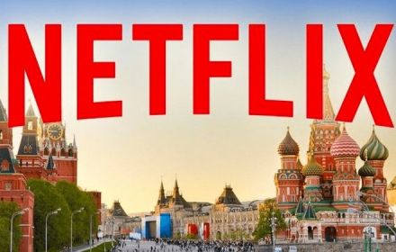 Het logo van Netflix boven het Kremlin.