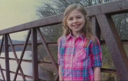Een foto van het vermiste meisje uit de Netflix-serie.