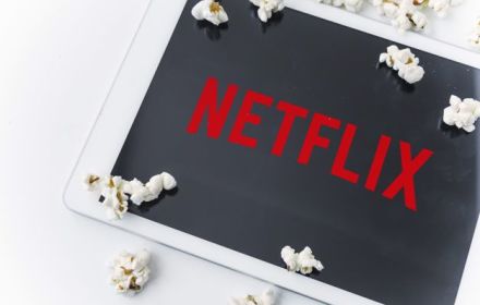 Netflix op iPad met popcorn