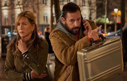 Een foto van Sandler en Aniston in Murder Mystery 2.