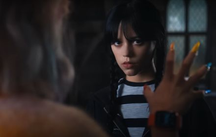 Een still van Wednesday in de trailer.