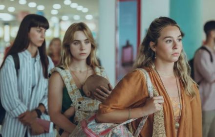 Claudia Salas, Clara Galle, and Paula Usero in Esa noche (2026)