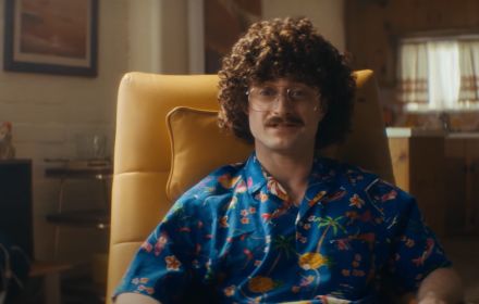 Daniel Radcliffe als Weird Al Yankovic in de nieuwe trailer voor Weird: The Al Yankovic Story.
