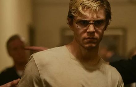 Een foto van Evan Peters als Jeffrey Dahmer.