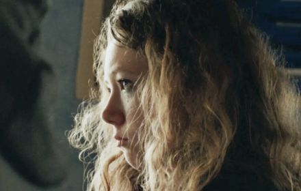 Vind Die Domme Trut en Gooi Haar in de Rivier